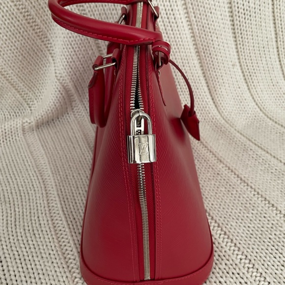 Louis Vuitton - Picture 3 of 5